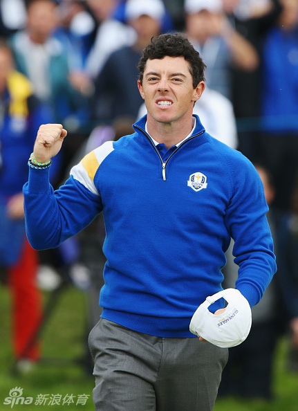 福勒在沙坑中精心准备一次救球，眼神专注地审视着球与旗杆之间的路线。