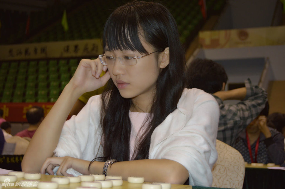 象棋女神时凤兰特写_高清图集_新浪网