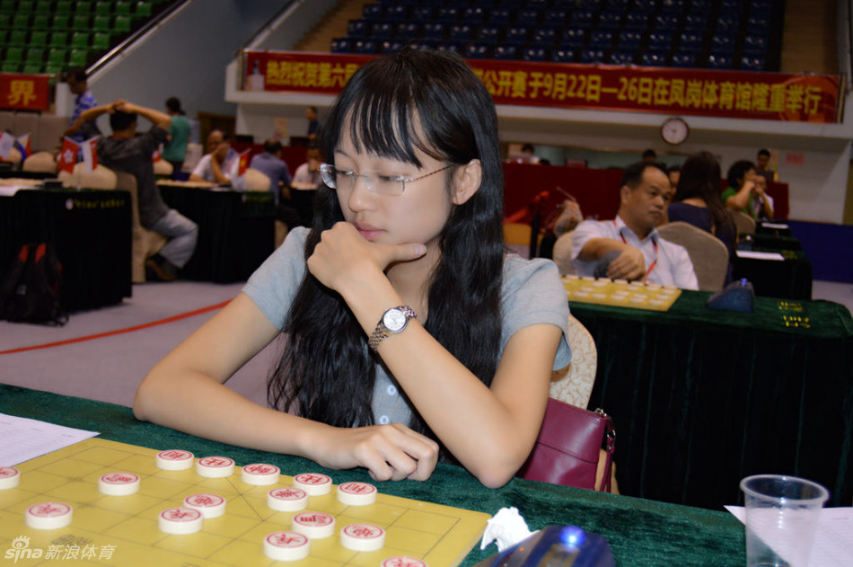 象棋女神时凤兰特写_高清图集_新浪网