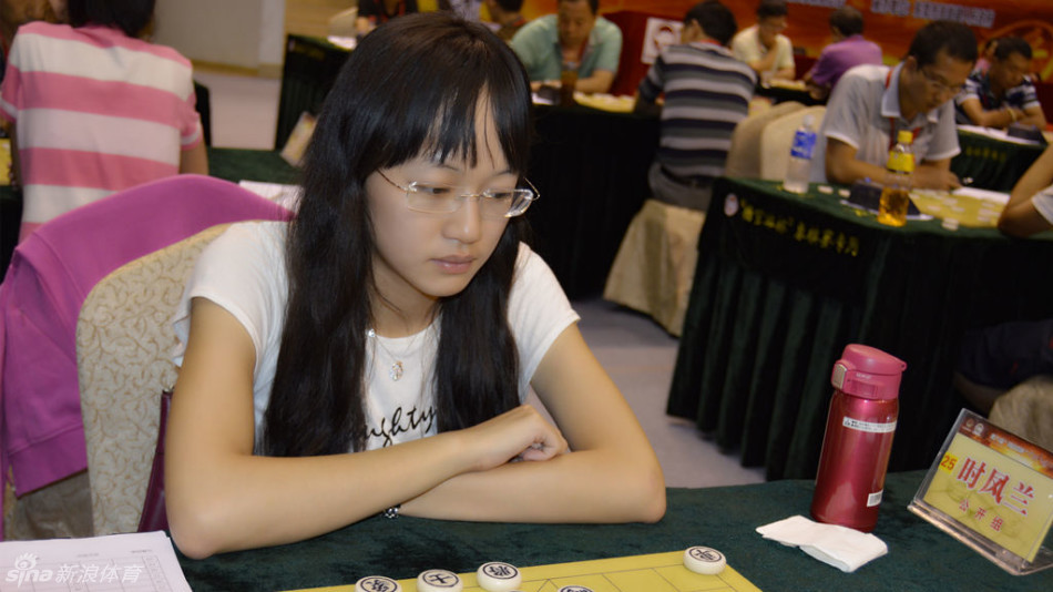 象棋女神时凤兰特写_高清图集_新浪网