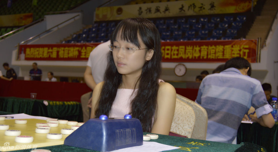 象棋女神时凤兰特写_高清图集_新浪网