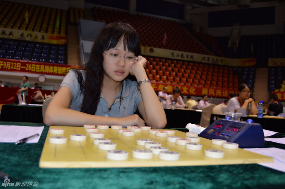 象棋女神时凤兰特写