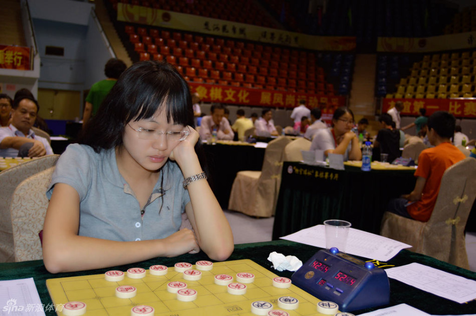 象棋女神时凤兰特写_高清图集_新浪网