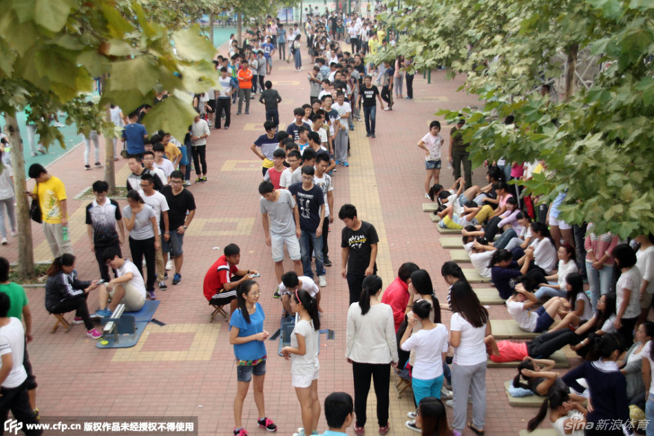 大学生体测场面壮观堪比"春运"_高清图集_新浪网