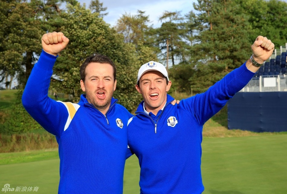 麦克罗伊在关键推杆进洞后，紧握拳头，面向天空发出怒吼，尽显王者霸气。