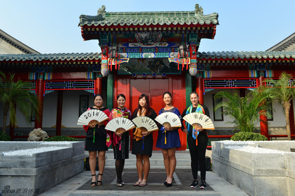 中国女子高尔夫领军人物冯珊珊在镜头前展现坚定而柔和的目光,气场十足