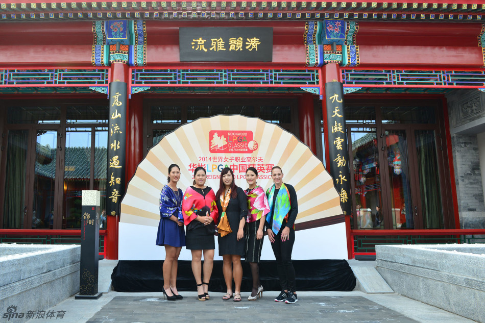 中国高尔夫名将冯珊珊在发布会上面带自信微笑,展现卫冕冠军的从容与决心