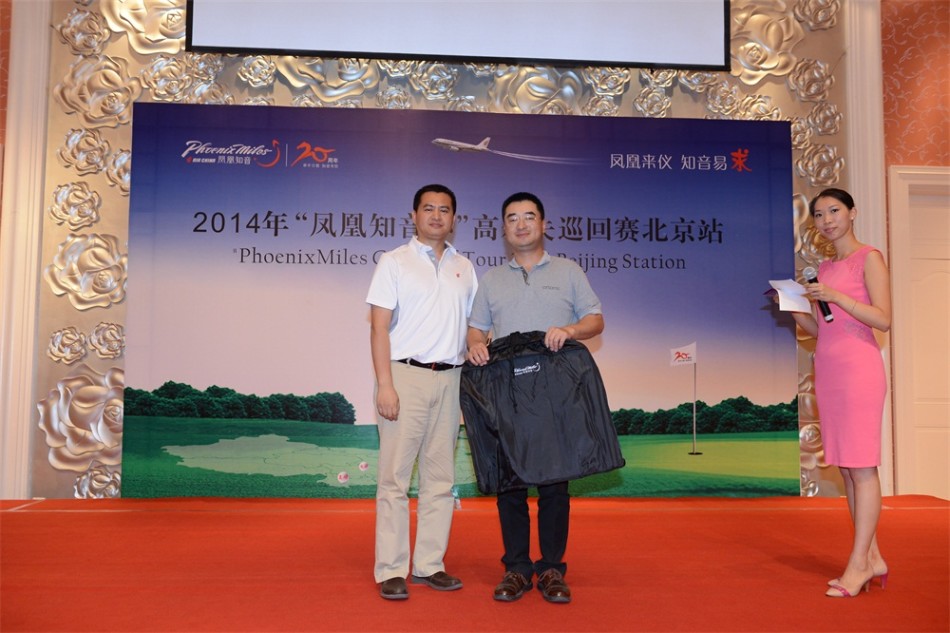 参赛球员们自信挥杆的精彩瞬间，白色小球在蓝天绿草间划出优美弧线