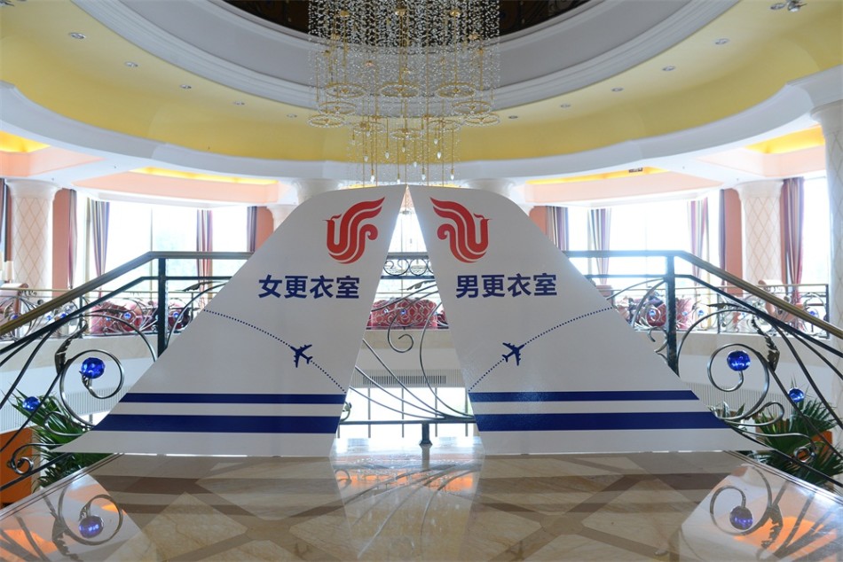 颁奖晚宴上，获奖球员手持奖杯与嘉宾共同庆祝，现场洋溢着欢乐气氛