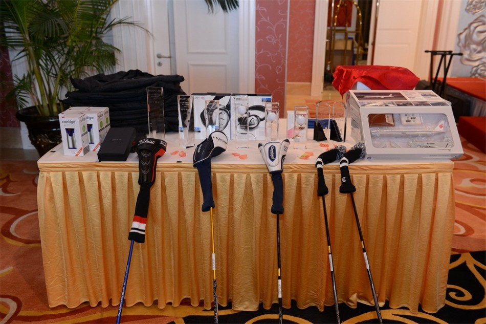 国航工作人员在活动现场与同业伙伴进行亲切交流，背景是国航主题展示板