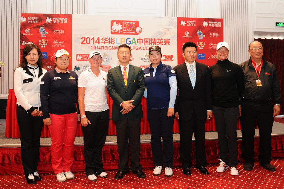 多位LPGA球星身着优雅礼服并肩站立,镜头定格下赛事开幕前夜的璀璨星光