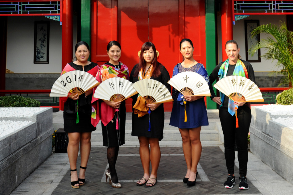 球星们正在拍摄开幕纪念照,轻松愉悦的氛围感染了现场的每一位参与者