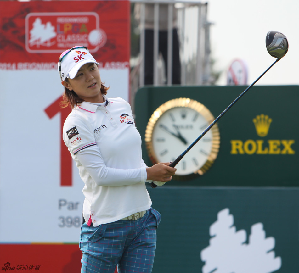 中国名将冯珊珊在五号洞果岭旁进行关键切杆，神情专注，球杆稳稳指向目标。