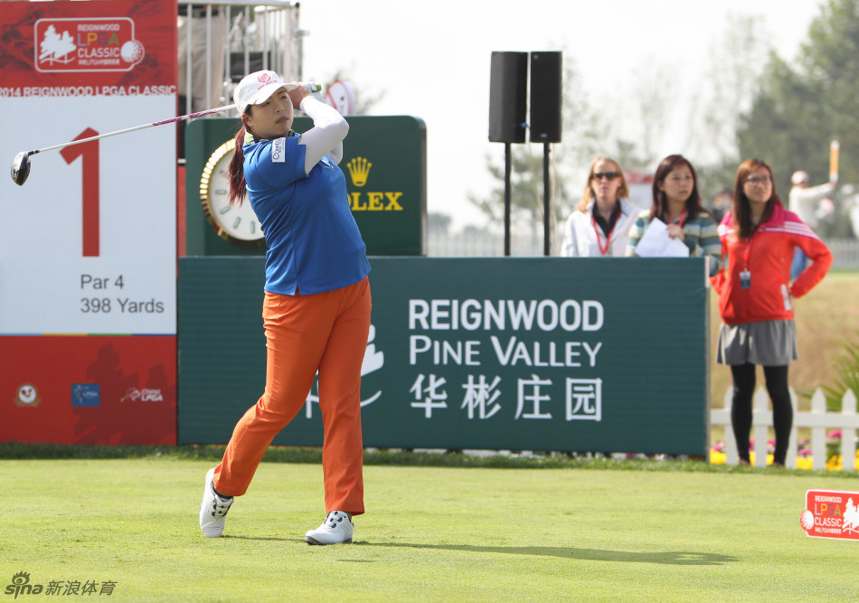 林希妤在球道上完成一记精准的铁杆击球，动作干净利落，充满力量感。