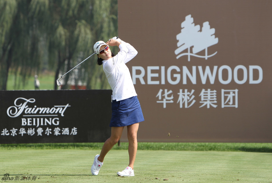 韩国美女球手柳萧然面带微笑走向果岭，展现出赛场上难得的轻松时刻。