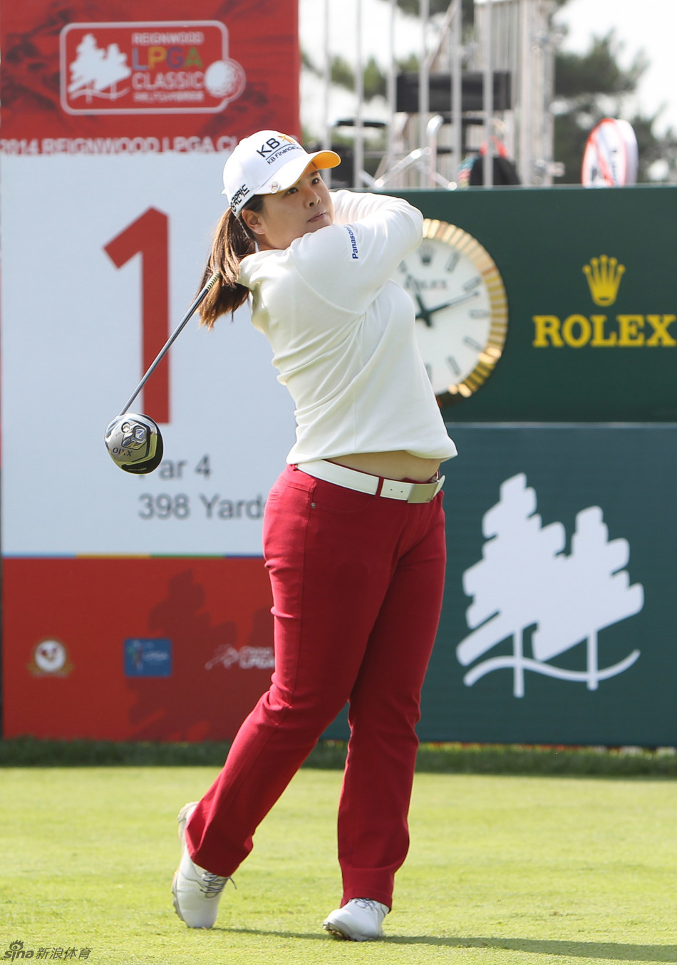 精彩的沙坑救球瞬间，沙花飞溅，小球成功逃脱困境飞向果岭。