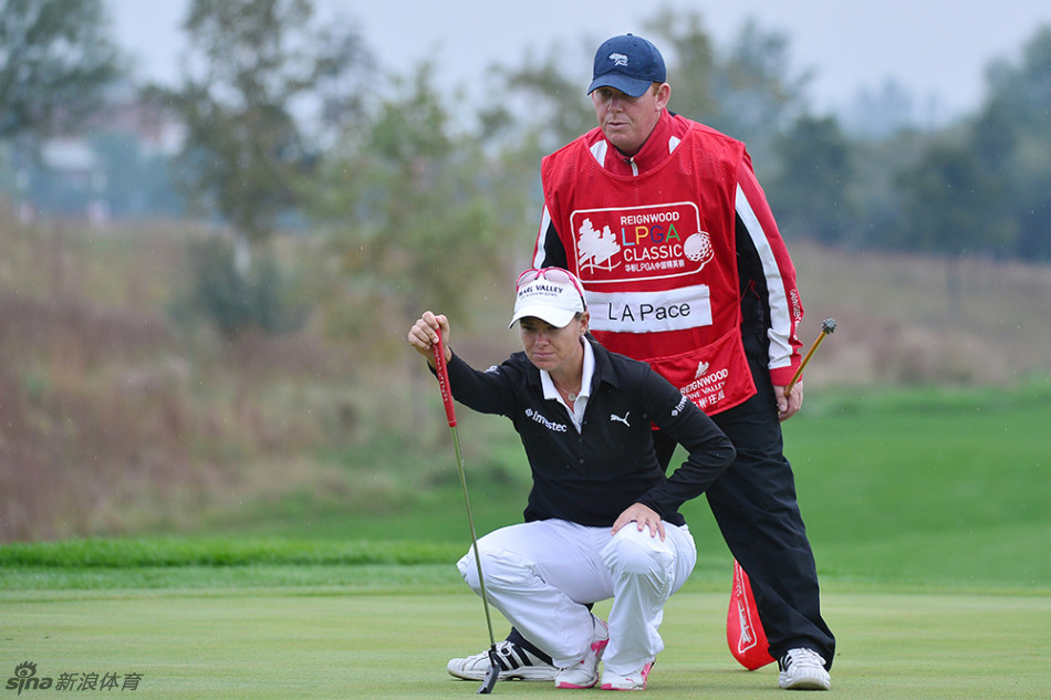 曾雅妮在沙坑中沉着救球,沙粒飞扬间展现精湛的短杆技术