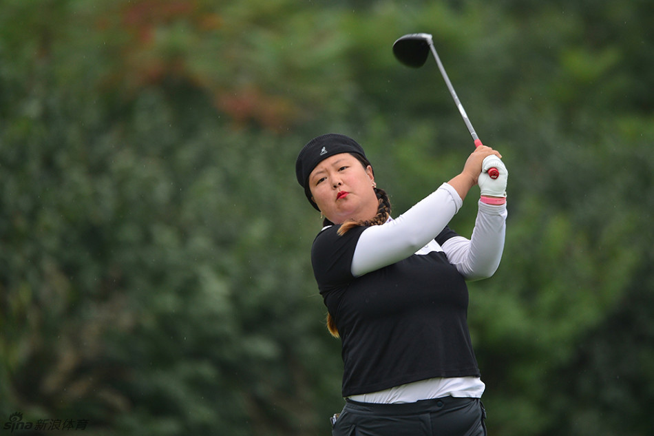 冯珊珊在击球前俯身细致检查杆头,专注的神情透露着对技术的精益求精