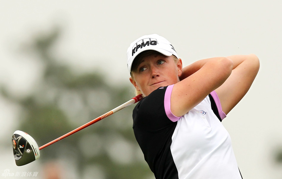 瑞典名将卡罗琳-赫德沃在果岭边凝神观察推杆路线,神情专注自信