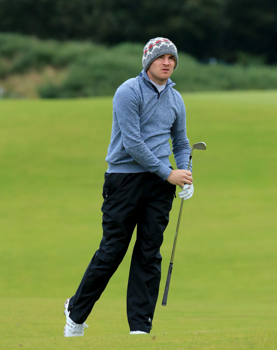 杰奎琳在比赛中露出标志性的开朗笑容，他刚刚推进一记关键推杆，阳光照亮了他自信的脸庞，尽显享受比赛的魅力。