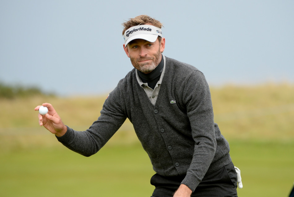 比赛进行中，杰奎琳与他的业余搭档在洒满阳光的球道上轻松交谈，两人指着远处的风景，享受着林克斯高尔夫与友谊结合的双重乐趣。