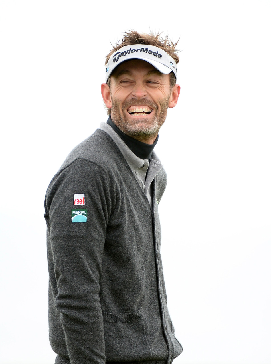 杰奎琳在完成一记漂亮的击球后，自信地收杆，目光追随小白球的飞行轨迹，动作舒展而稳定，展现了职业球手完美的挥杆姿态。