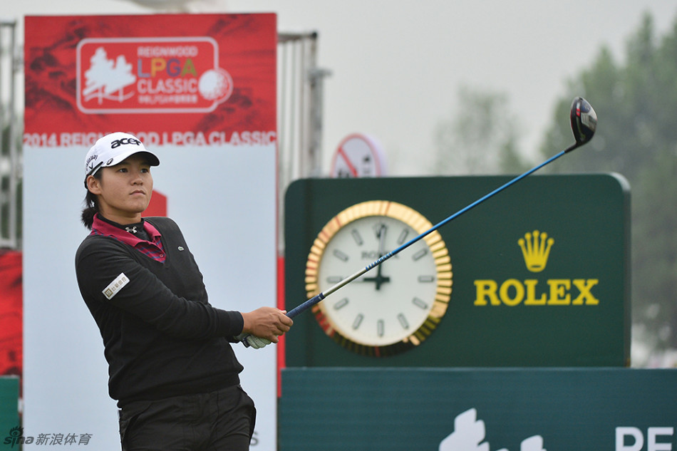 曾雅妮在开球台上全神贯注,身体扭转蓄满力量,即将引爆发球的一刻。