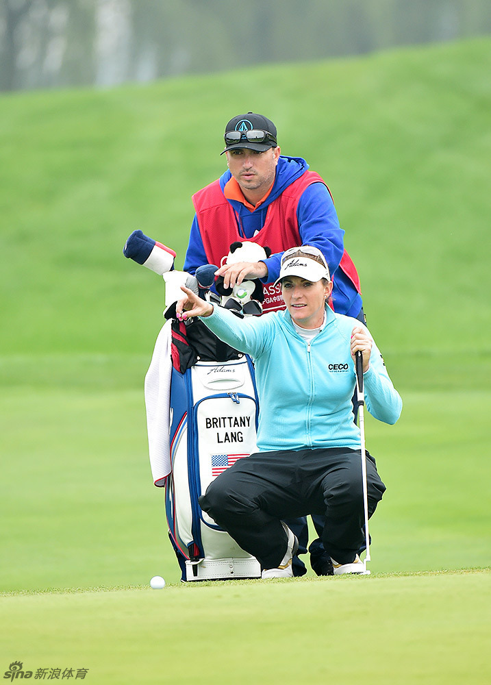 德国选手卡罗琳·马森正俯身观察果岭线,她表情专注,正在为一次精细的果岭外推杆做最后准备。