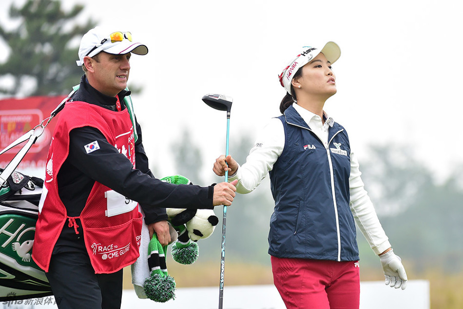 看台上一位热情洋溢的球迷,脸上涂满了代表支持队伍色彩的醒目油彩,正为比赛加油喝彩。