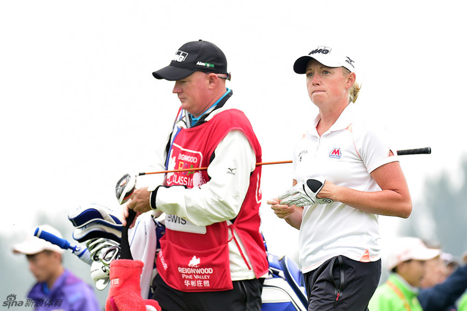 史黛西·路易斯在果岭上沉稳推出关键一杆,白色小球沿着预想的线路平稳滚向球洞。