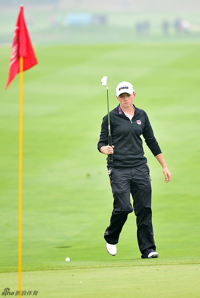 路易斯再次准备推杆,她双手稳稳握住推杆,目光如炬锁定目标,展现出世界第一的绝对专注与信心。