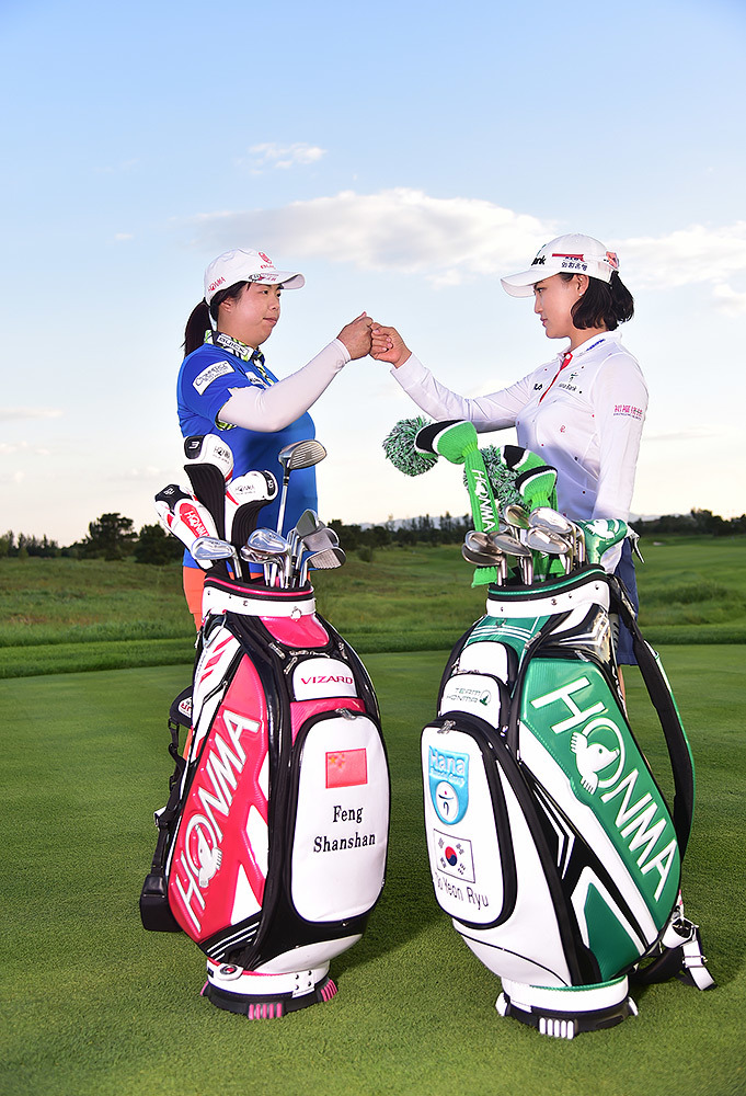 冯珊珊与柳萧然同时挥杆，动作流畅而有力，构成一幅力量与技巧并存的动态画面