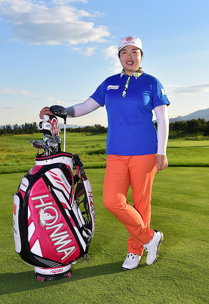 蓝天白云下，冯珊珊昂首站立在开阔的球场上，身影自信而挺拔