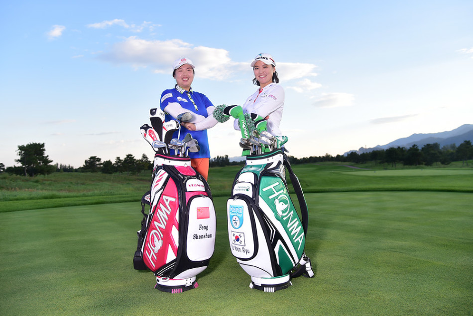 两位球员与她们色彩鲜艳的球包构成一幅和谐画面，仿佛赛场上的时尚风景