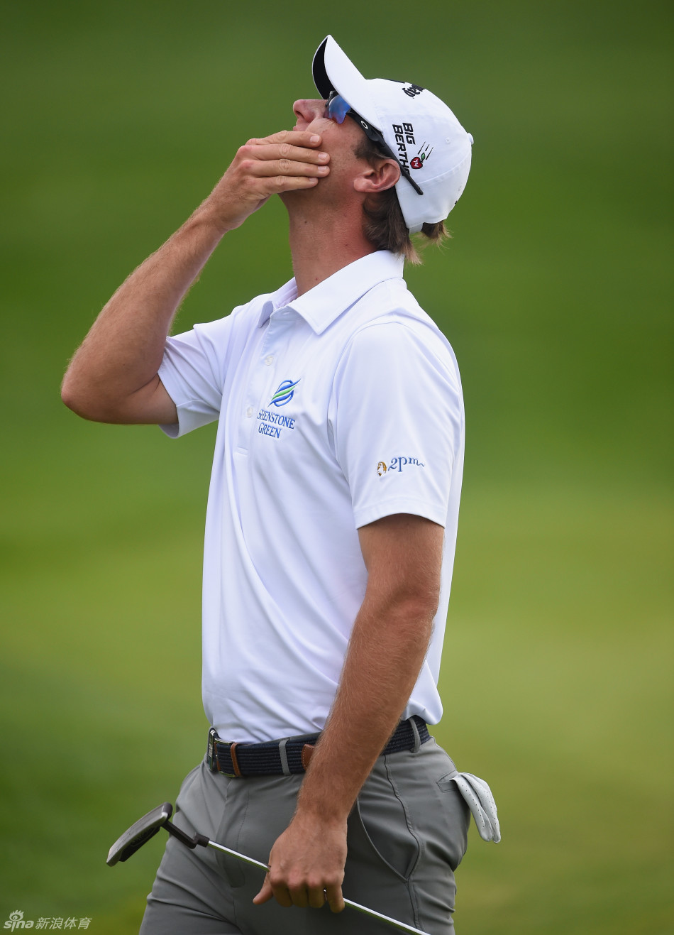 考赛茨在完成一记精彩推杆后仰天长啸，释放内心的激情与压力，尽显冠军锋芒。