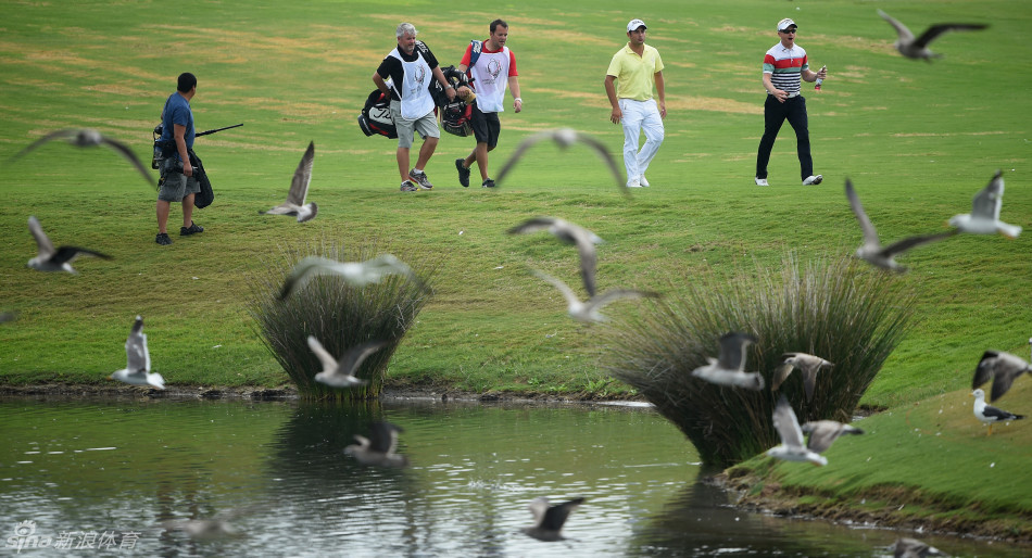 西蒙·戴森在发球台上奋力开球，身体扭矩达到极致，白色小球即将破空而出。