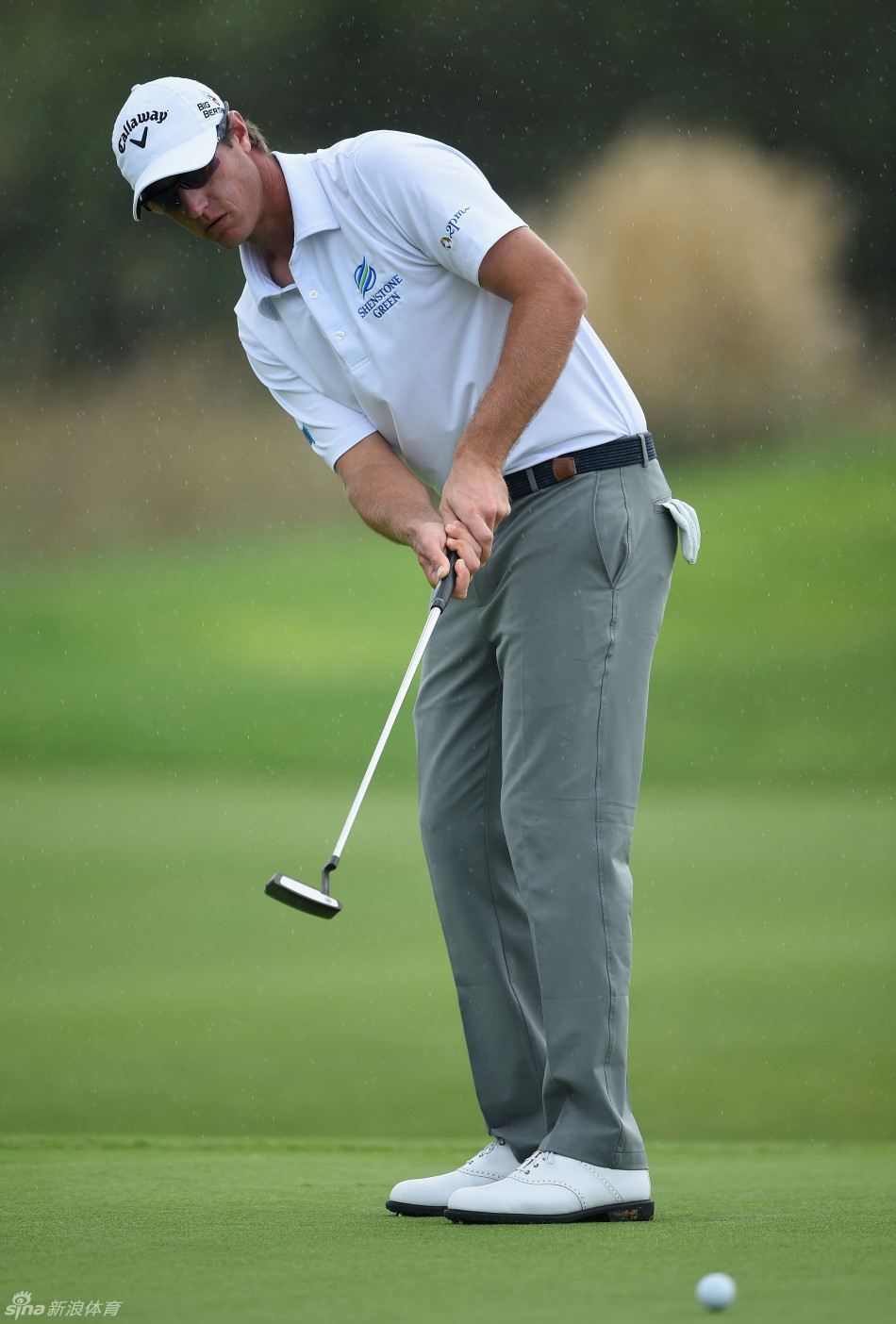 西班牙选手拉斐尔·贝略在果岭边细致切杆，小球划过一道优雅的弧线，飞向洞杯。