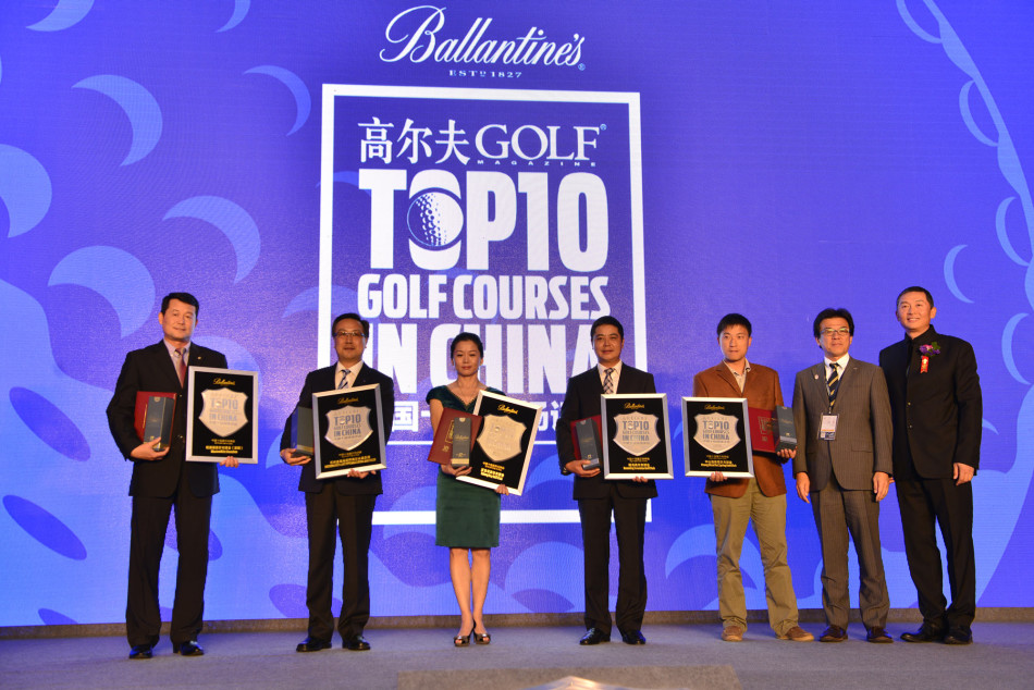 获奖球场代表手捧璀璨奖杯，脸上洋溢着自豪与喜悦，这是对他们多年匠心耕耘的最佳褒奖