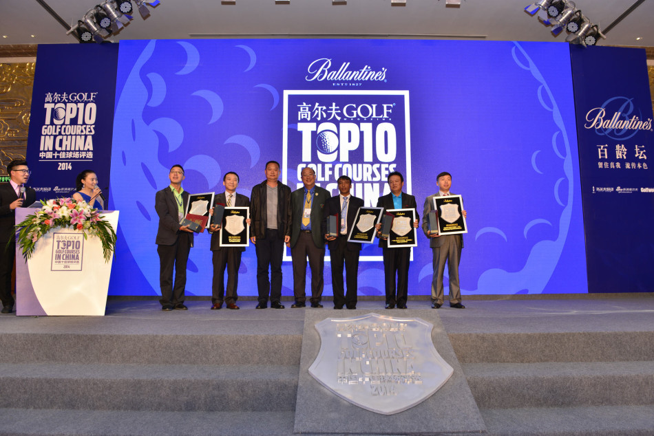 奖杯与证书在灯光下熠熠生辉，它们不仅象征着荣誉，更是中国高尔夫球场追求卓越品质与服务的不懈证明