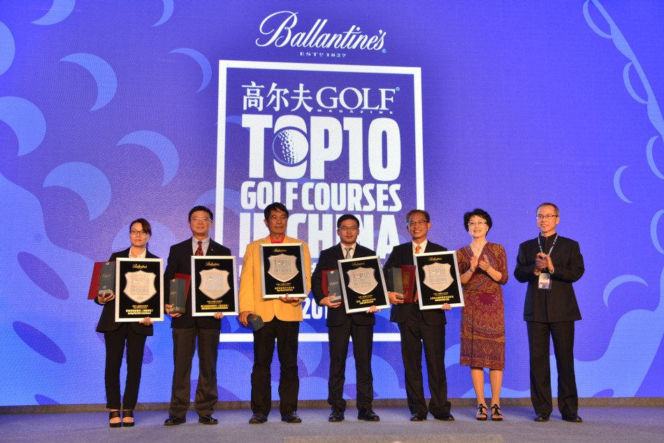 典礼舞台设计华丽大气，巨大的十佳评选标识彰显着这一奖项在国内高尔夫领域的至高权威与影响力