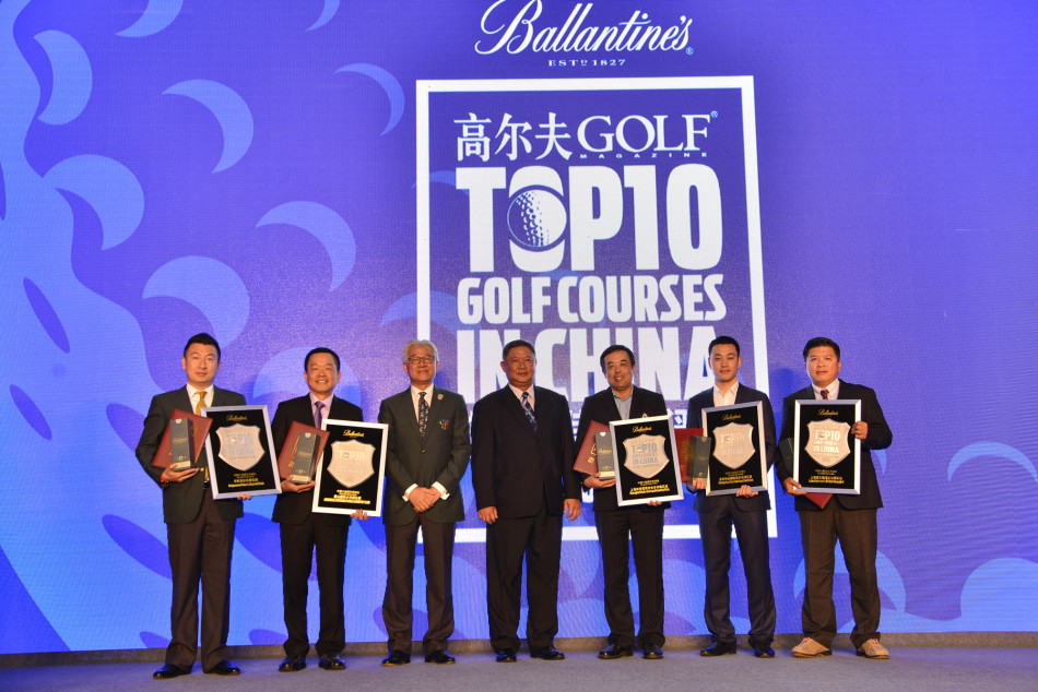 高球界人士在典礼上专注交流，思想的火花在此刻碰撞，预示着行业未来更多的合作与创新