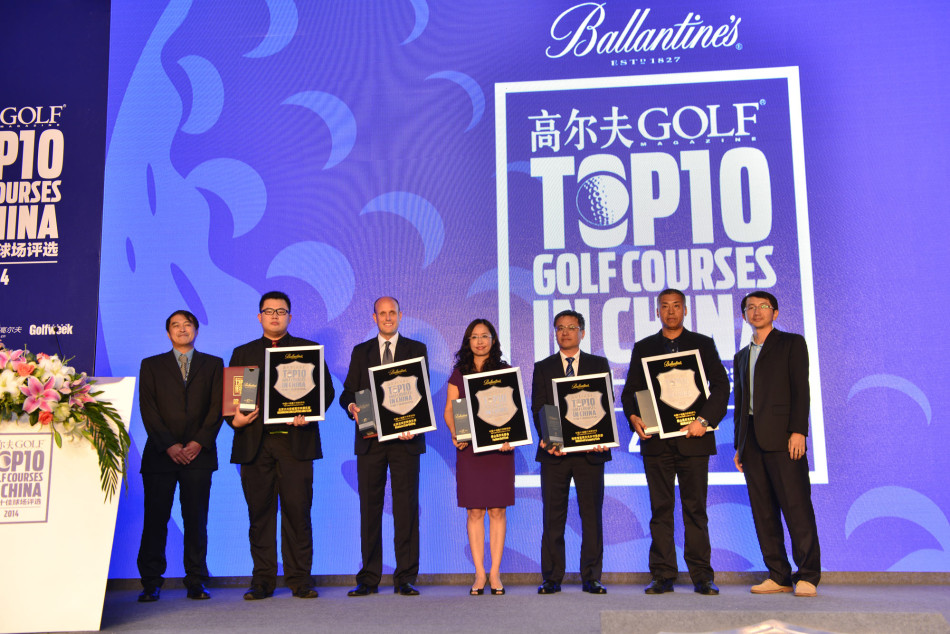 现场嘉宾西装革履，神情专注，共同构成了一幅中国高尔夫产业中坚力量的群像图