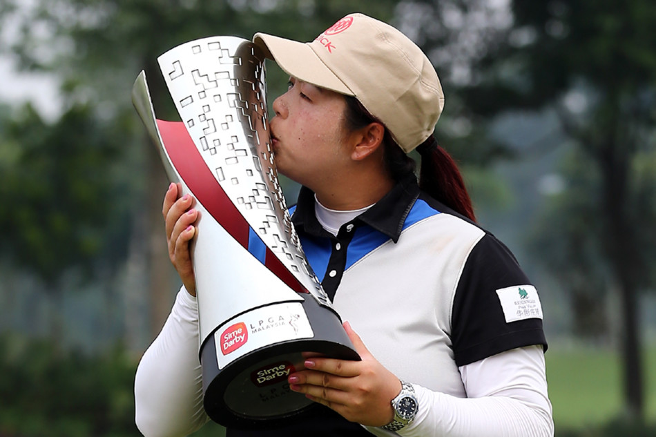 冯珊珊在发球台稳健挥动一号木，身体姿态完美如教科书般标准