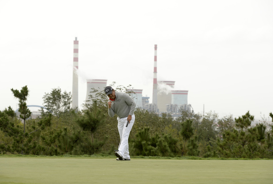 白托德沙坑救球成功后紧握拳头，为自己精彩的表现振臂一呼