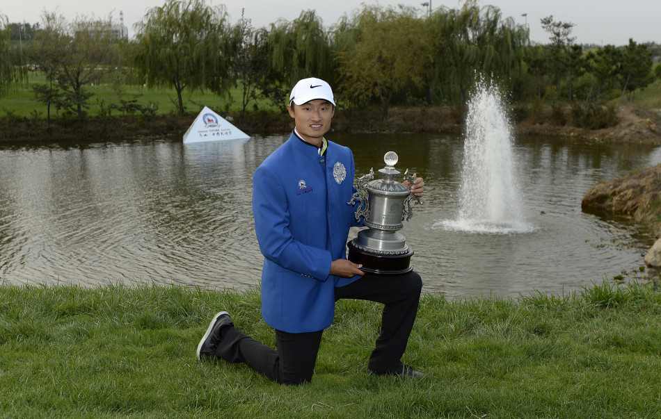 决赛轮战罢，球员与工作人员在翠园球场第十八洞果岭旁合影留念