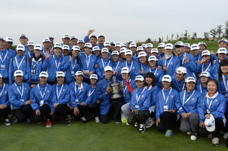 李昊桐充满激情地握拳庆祝，年轻的脸庞上写满了胜利的狂喜与释放