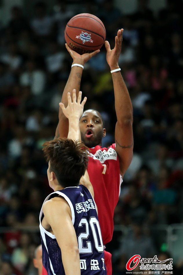 前NBA巨星麦迪领衔的美国明星队以108-84击败CBA东莞新世纪队.