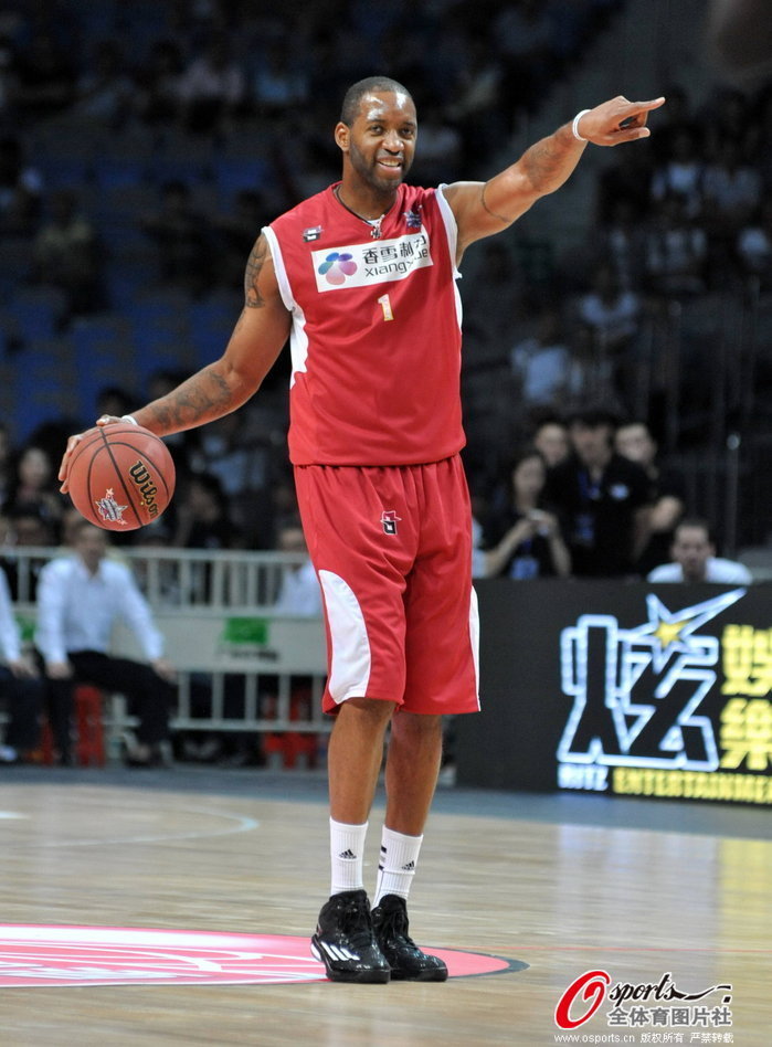 前NBA巨星麦迪领衔的美国明星队以108-84击败CBA东莞新世纪队.