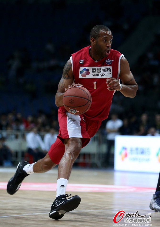 前NBA巨星麦迪领衔的美国明星队以108-84击败CBA东莞新世纪队.