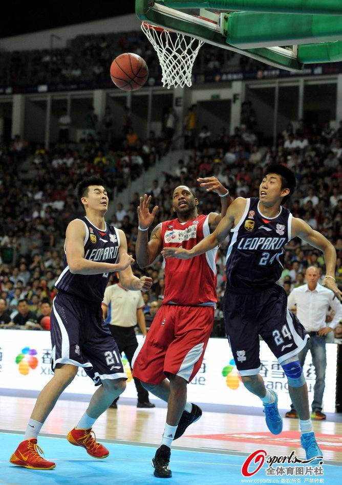 前NBA巨星麦迪领衔的美国明星队以108-84击败CBA东莞新世纪队.